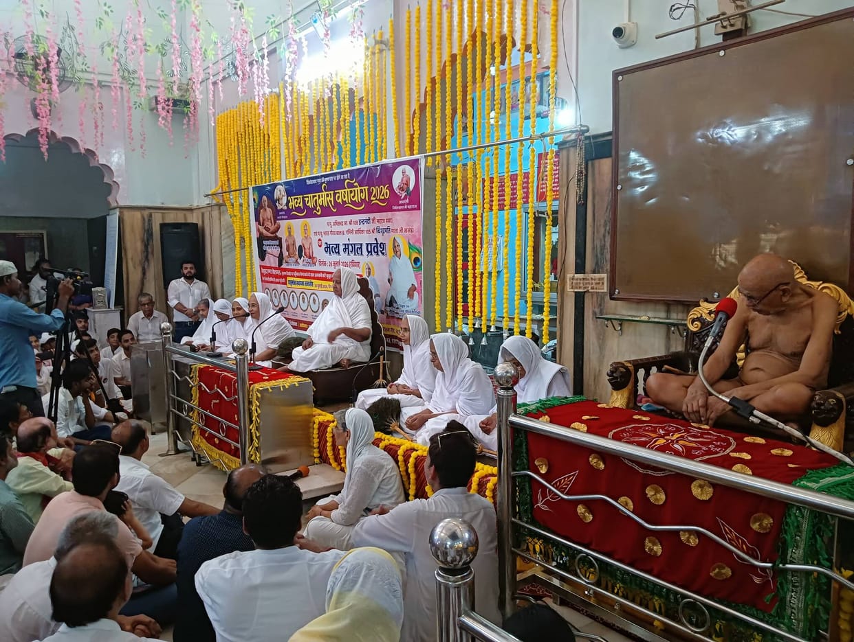 Jain saints make a grand entry into Shikohabad; *Aarti* performed.