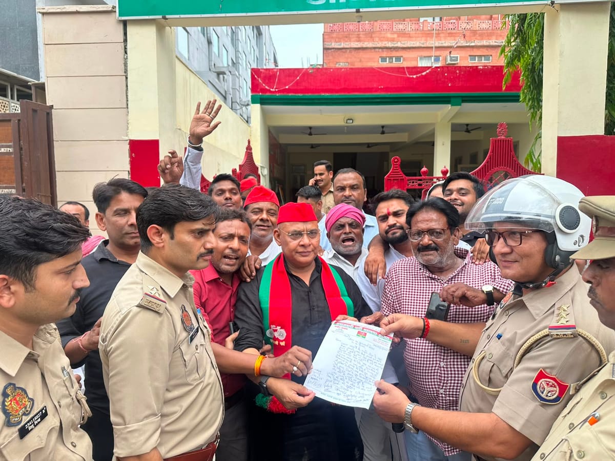 Agra News: सीएम को ज्ञापन देने जा रहे सपाइयों और पुलिस में झड़प