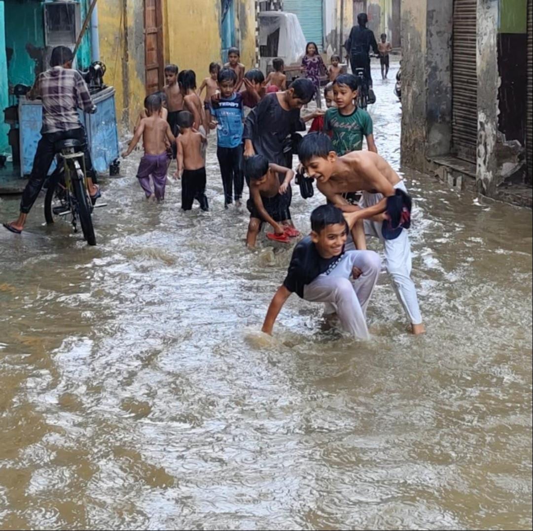 झिंझाना में बारिश के दौरान मस्ती करते बच्चे। संवाद