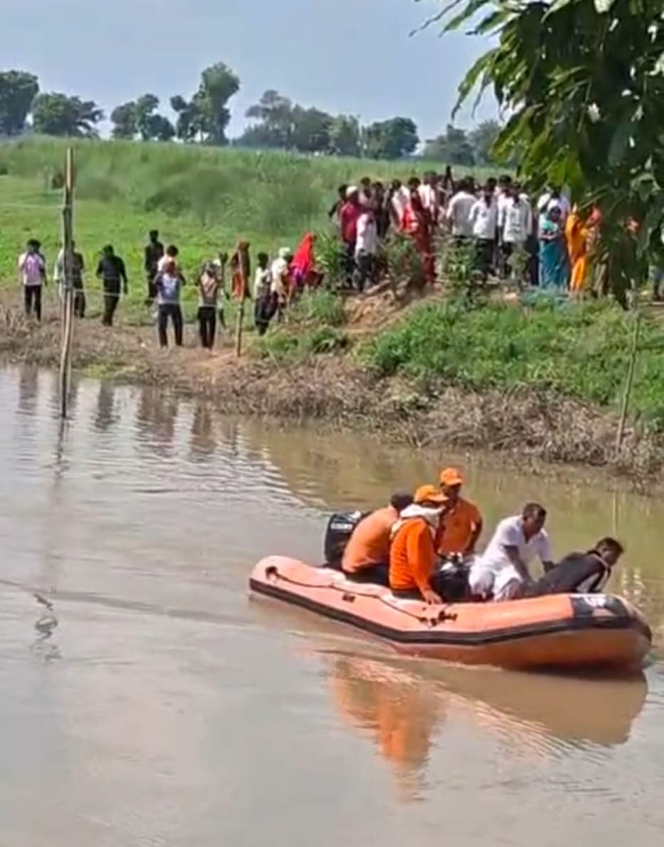 कुआनो नदी में डूबे किशोर की तलाश करती एसडीआरएफ व आमिर की फाइल फोटो।