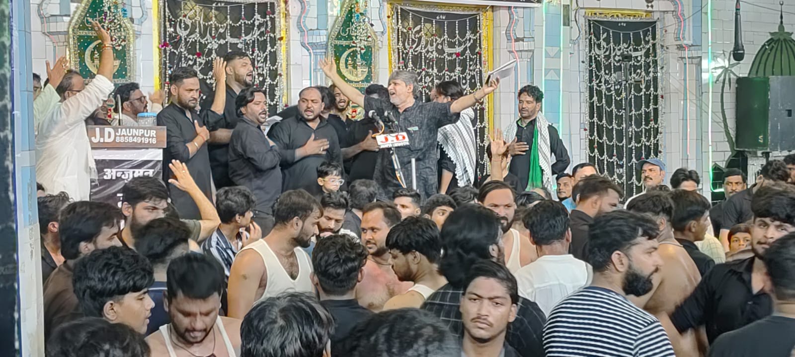 कल्लू के इमामबाड़े की कदीम शबबेदारी में नौहा पेश करती अंजुमन। आयोजन