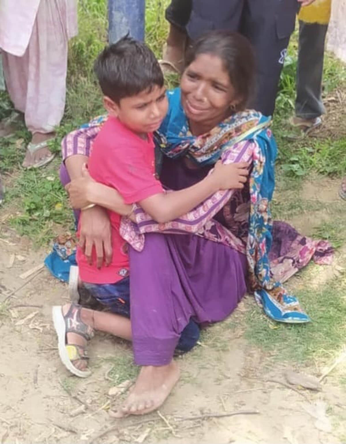 mother jumped into canal with child child dead
