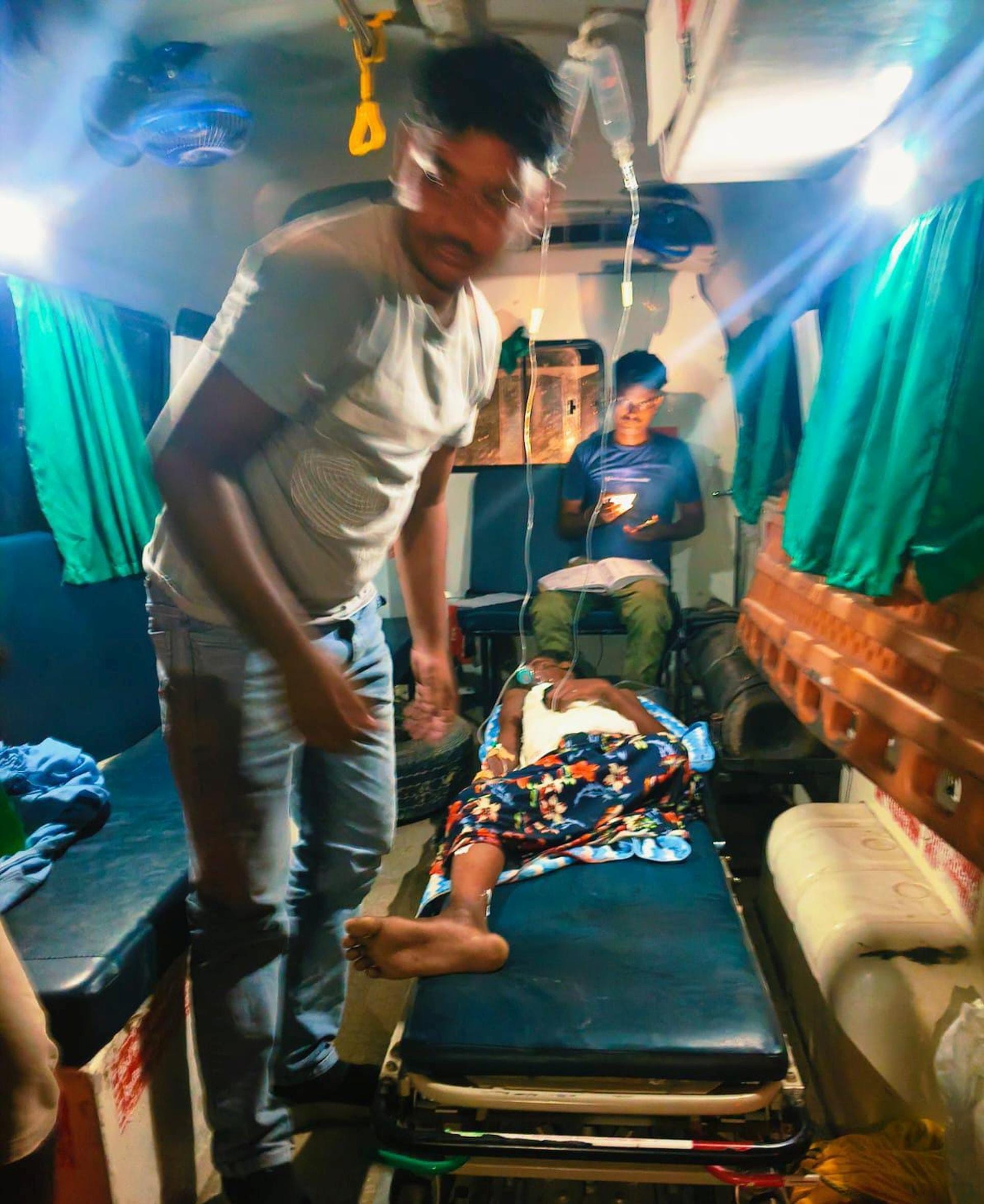करंट की चपेट में आने से पैर कटने के बाद घायल आतिफ को ले जाती एंबुलेंस।