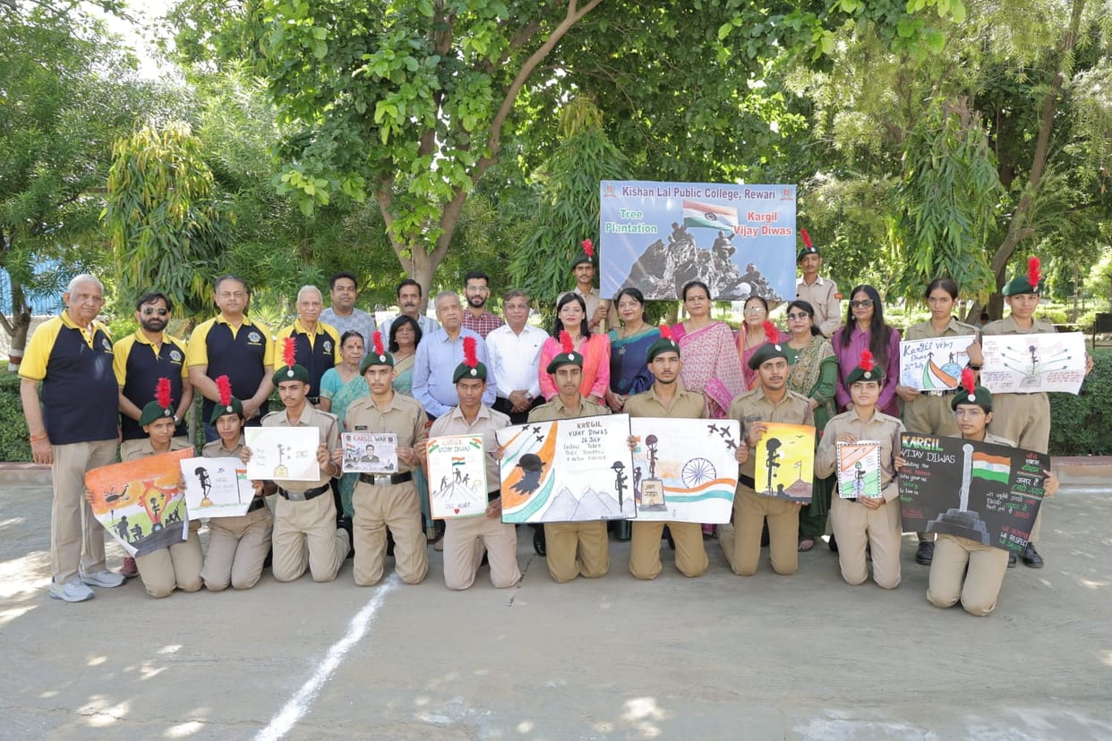 NCC cadets paid tribute to the Kargil martyrs.