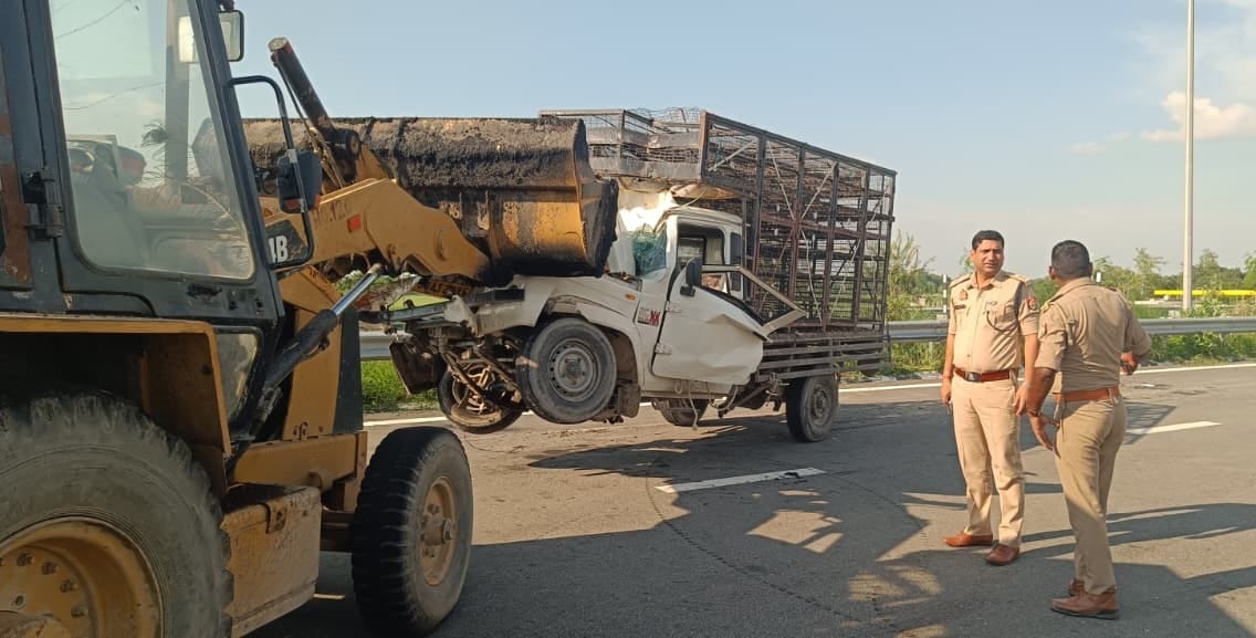  कटका के गोरखपुर लिंक एक्सप्रेसवे पर हादसे के बाद क्रेन से वाहन को ले जाती पुलिस। स्रोत वीडियो 