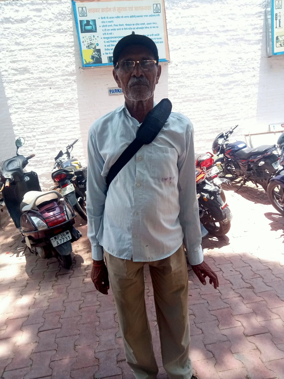 कोतवाली में खड़ा बुजुर्ग।