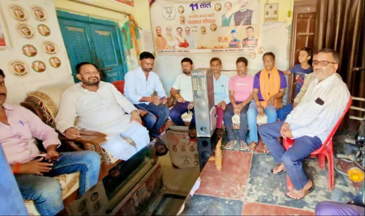  खैरी गांव में मन की बात कार्यक्रम सुनते जिला पंचायत अध्यक्ष।-