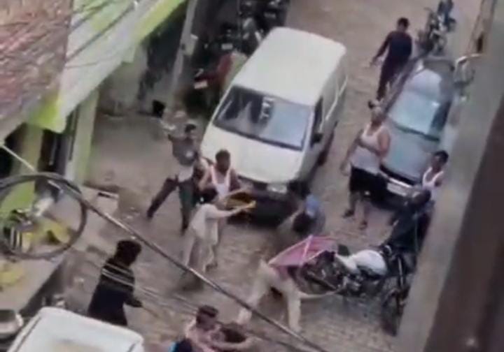 खोड़ा में कार पार्किंग को लेकर आपस में भिड़े दो पक्ष। सीसीटीवी फुटेज