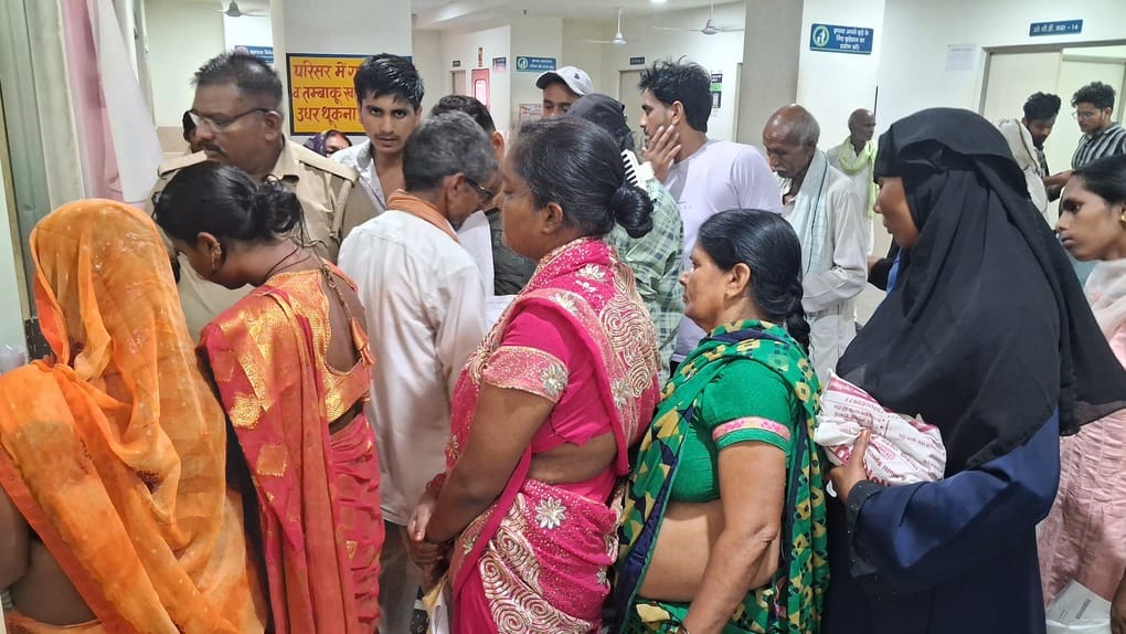 Kushinagar News: मेडिकल कॉलेज में अव्यवस्था बेलगाम, जांच-इलाज के लिए लंबी दौड़