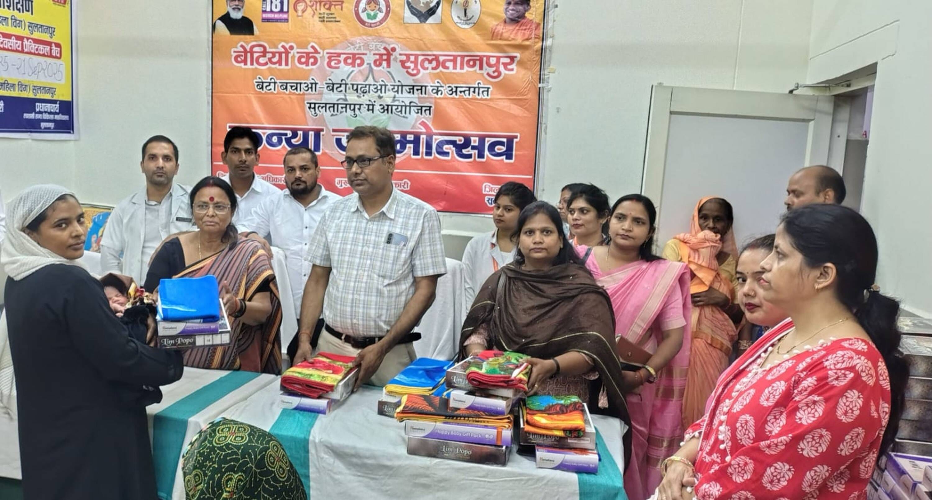 महिला चिकित्सालय में नवजात बालिका शिशुओं को उपहार देती महिला आयोग की सदस्य। स्रोत- सूचना विभाग