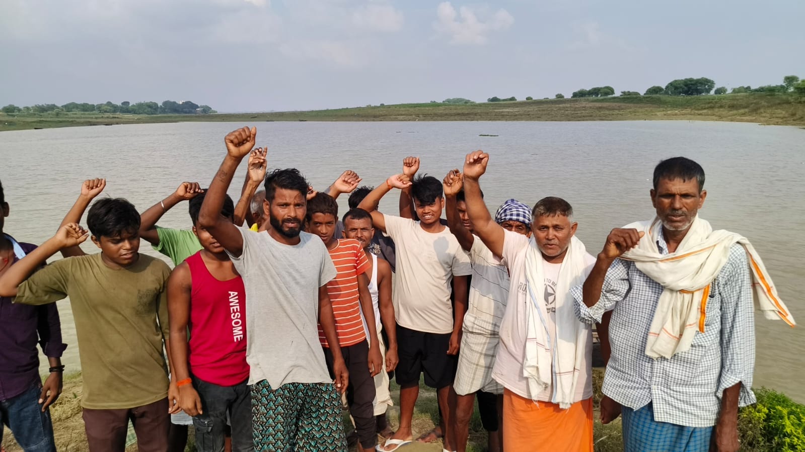 माहेपुर गांव में घटना स्थल के पास बैरिकेडिंग लगाने को लेकर प्रदर्शन करते ग्रामीण। संवाद