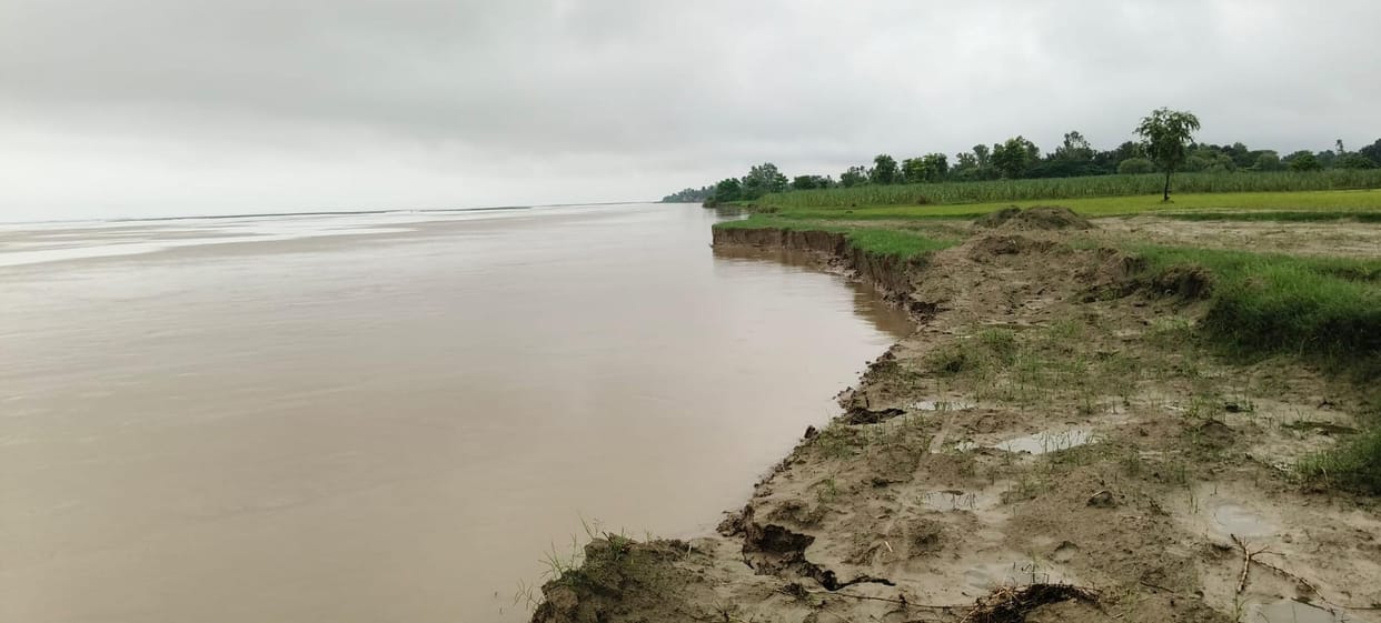 Saryu flowing 14 cm below the danger mark; erosion intensifies.