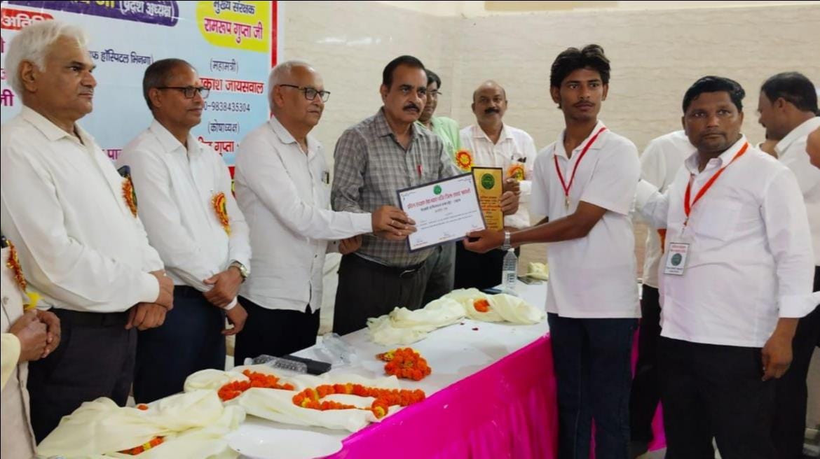 मेधावी सम्मान समारोह में विद्यार्थी को प्रशस्ति पत्र प्रदान करते अतिथि