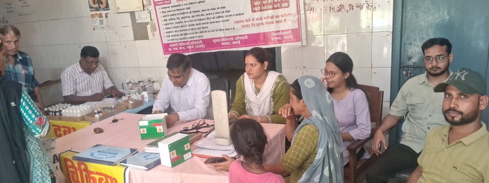 म्याऊ पीएचसी पर मुख्य मंत्री जन आरोग्य मेला के दौरान दवाएं लेने पहुंचे मरीज। संवाद