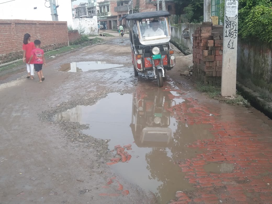 Nigohi's station road riddled with potholes; residents facing great inconvenience.