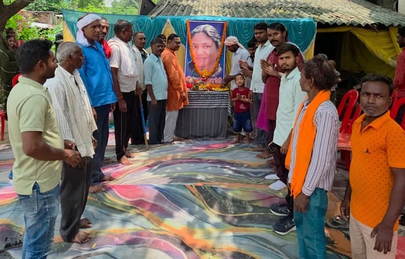 नगर पंचायत अतरौलिया के खानपुर फतेह (एकलव्य नगर) में फूलन देवी को श्रद्धांजलि देते लोग। संवाद