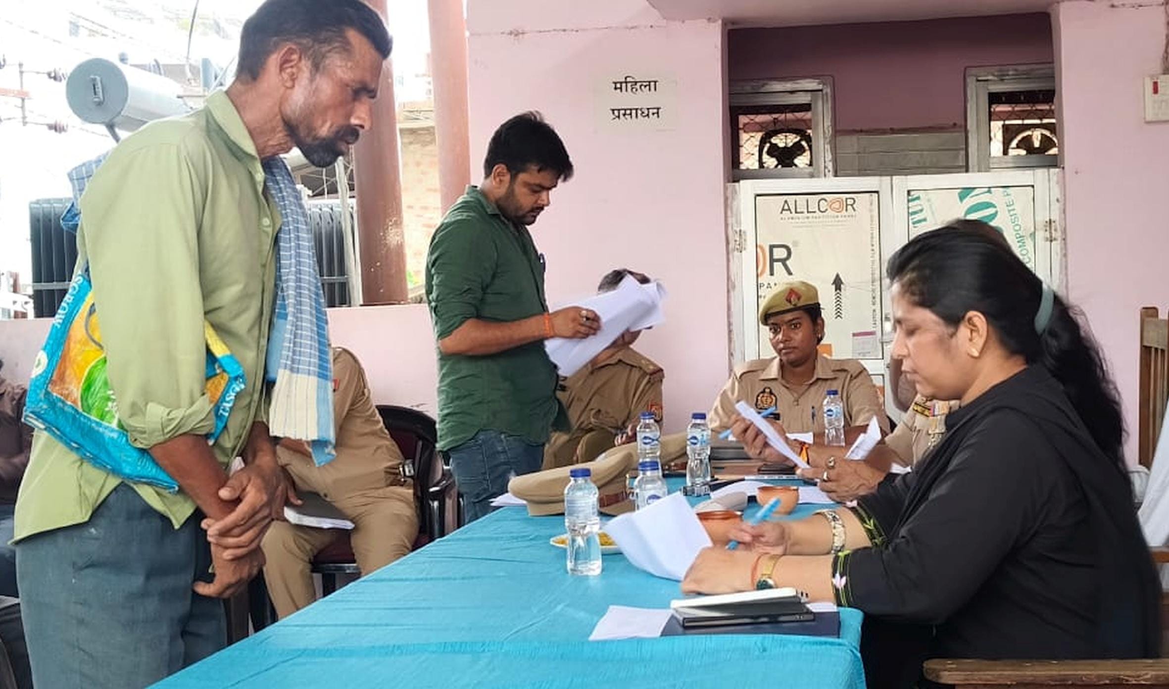 नानपारा थाना में समाधान दिवस में समस्याएं सुनतीं एसडीएम। - स्रोत : विभाग
