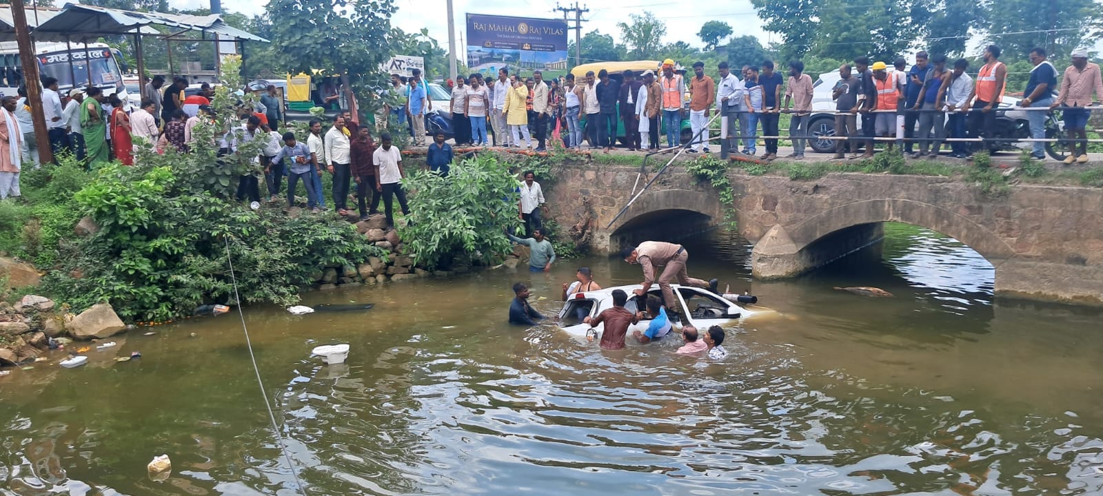 नदी में गिरी कार, घटना स्थल की तस्वीर।