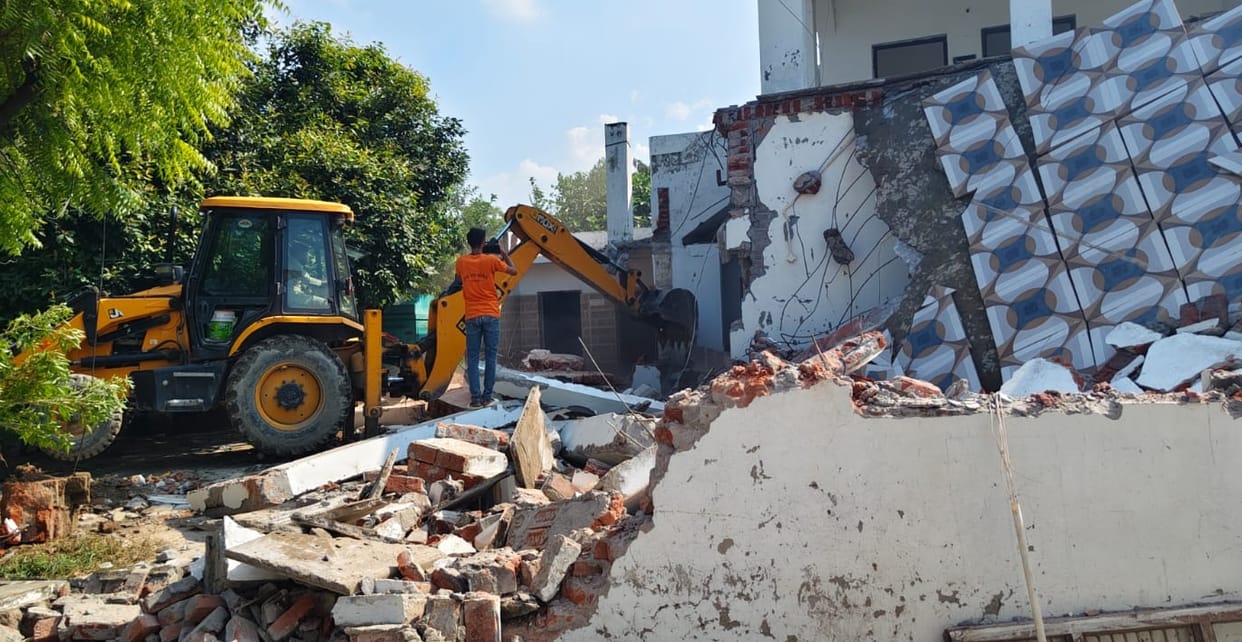 The encroacher removed the encroachment before the High Court hearing