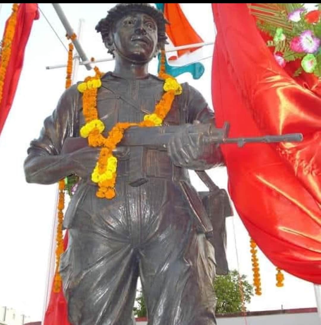औरंगाबाद स्थित स्मारक में स्थापित कारगिल शहीद शिवशंकर गुप्ता की आदमकद प्रतिमा