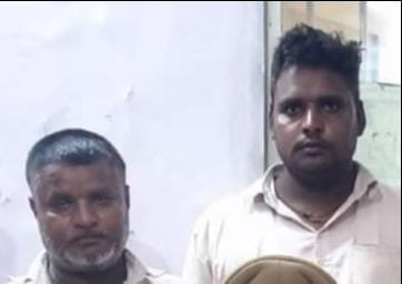 पीडीडीयू जीआरपी की गिरफ्त में बरामद नोटों के साथ आरोपी। स्रोत:-जागरूक पाठक