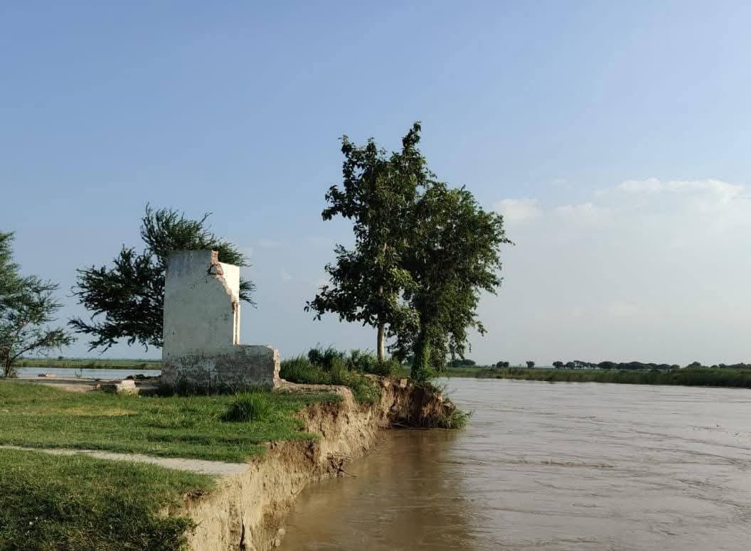 Villagers panic due to erosion of embankments; farmers distressed by losses.