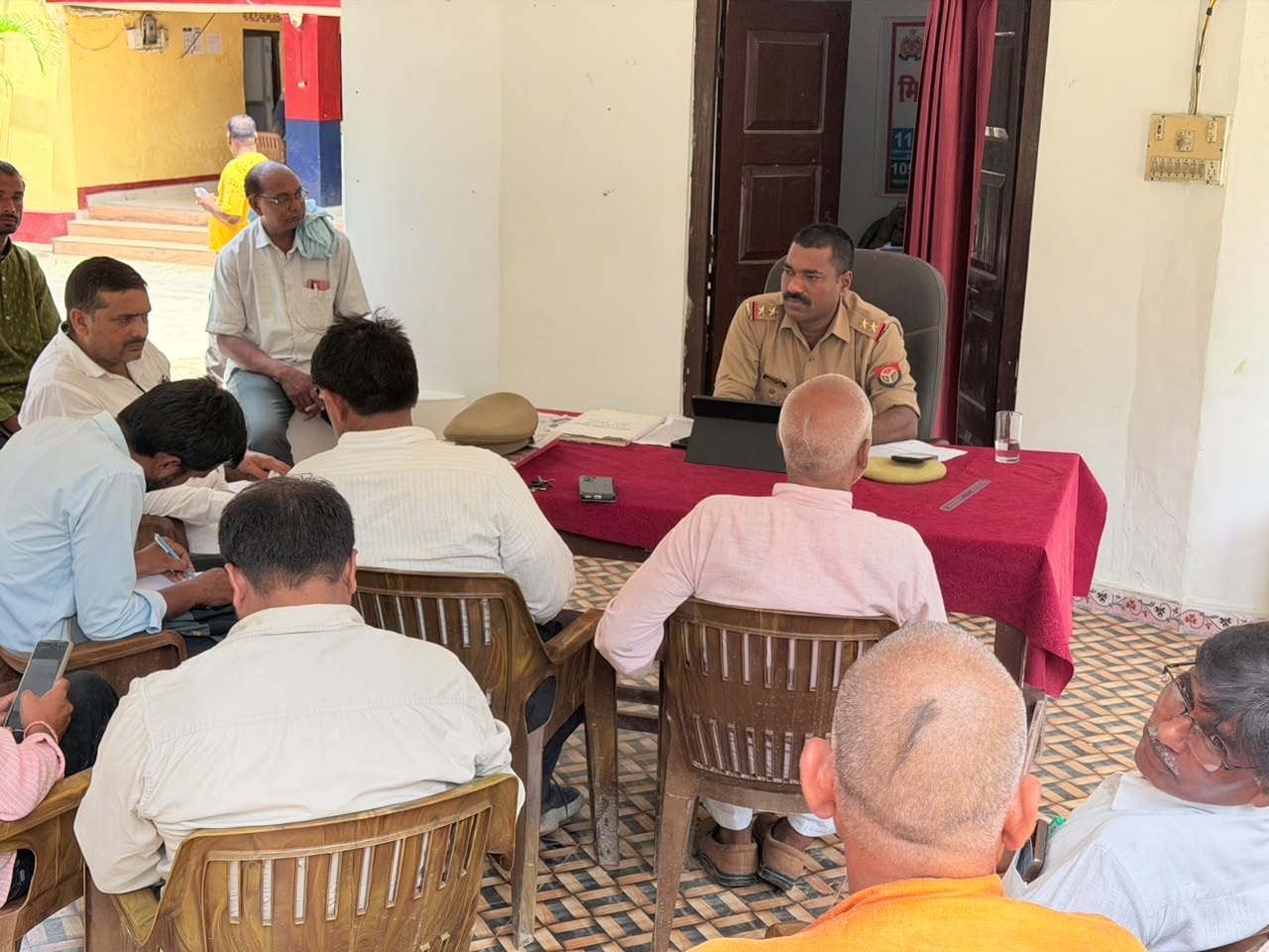 पकड़ी थाना परिसर में आयोजित थाना समाधान दिवस पर फरियादियों की फरियाद सुनते पकड़ी थानाध्यक्ष मि