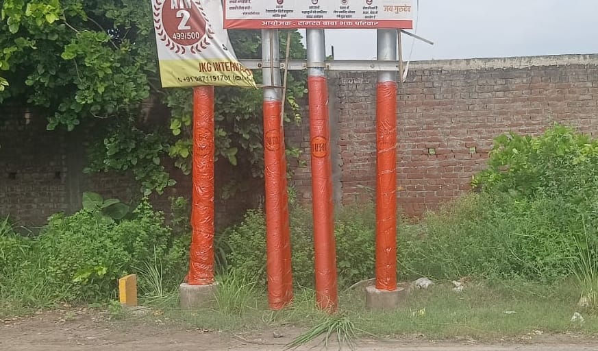 पिलखुवा में ऊर्जा निगम ने विद्युत खंभों पर लगाया पिन्नी का सुरक्षा कवच।संवाद
