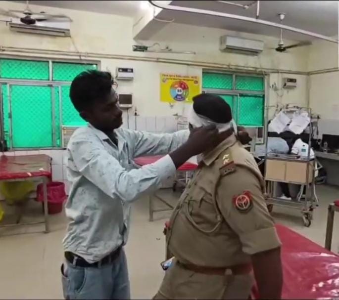 Police team attacked while attempting to apprehend accused; Sub-Inspector suffers head injury.