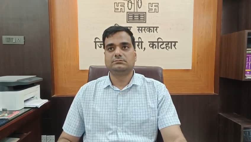 ₹95,000 in a Polythene Bag, Viral Video Puts Katihar Revenue Staff Under Scanner
