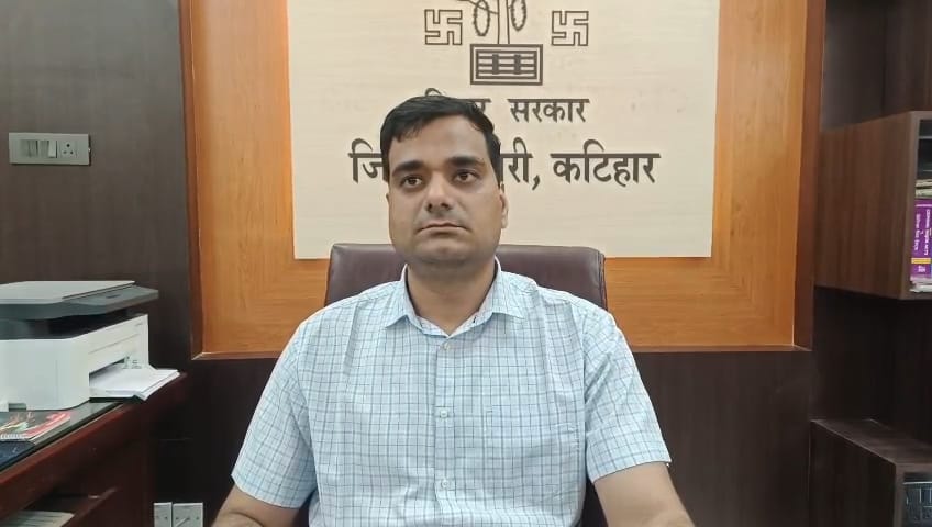 ₹95,000 in a Polythene Bag, Viral Video Puts Katihar Revenue Staff Under Scanner