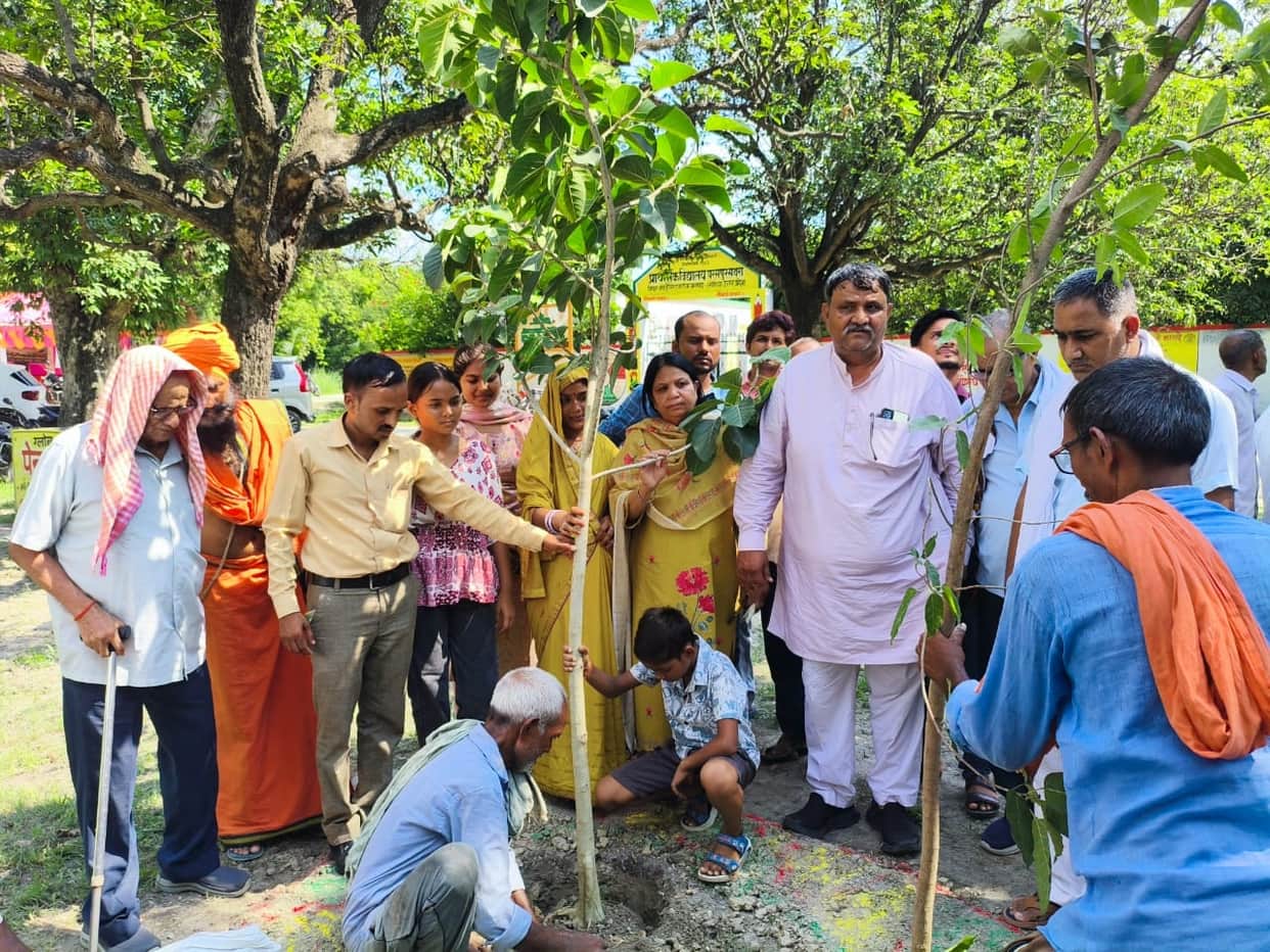 Padma Shri Paliwal planted saplings at Paraspur Sathra