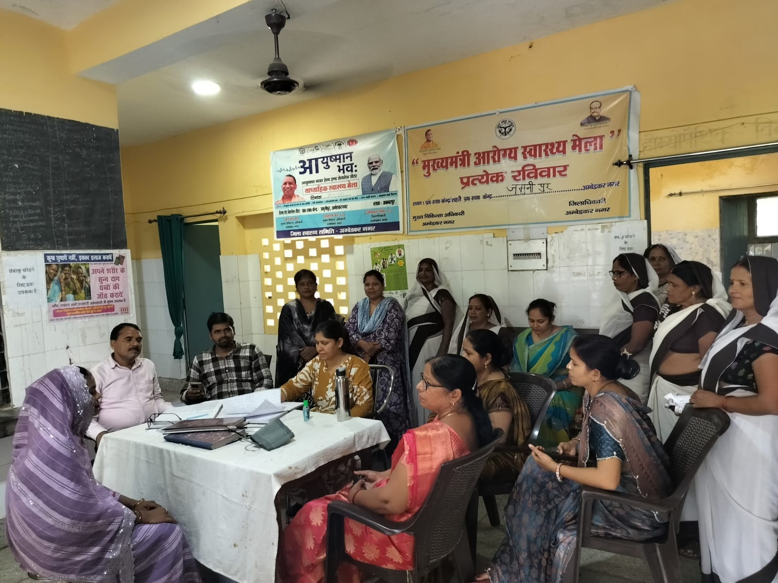 प्राथमिक स्वास्थ्य केंद्र जमुनीपुर में रविवार को आयोजित जन आरोग्य मेले के दौरान मरीजों को उपचार