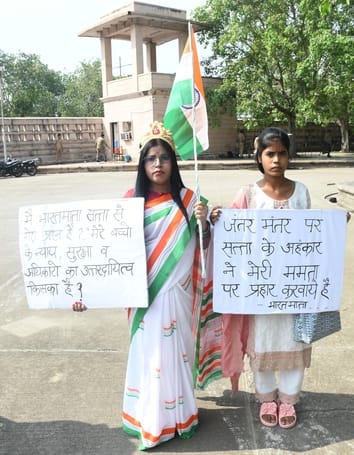 प्रधान का इस्तीफा : छात्रों ने एक-दूसरे को बांटे लड्डू, विश्वविद्यालय में भी मनाया जश्न