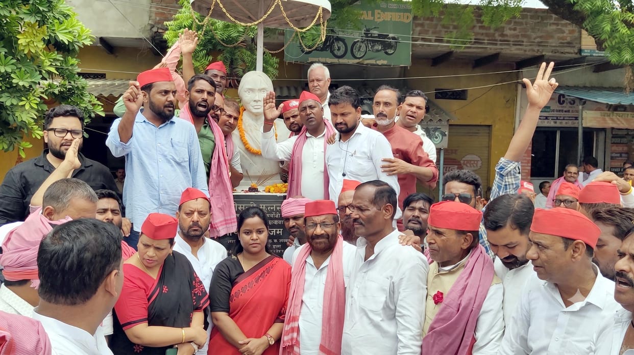 SP workers paid tribute on Phoolan Devi's death anniversary.
