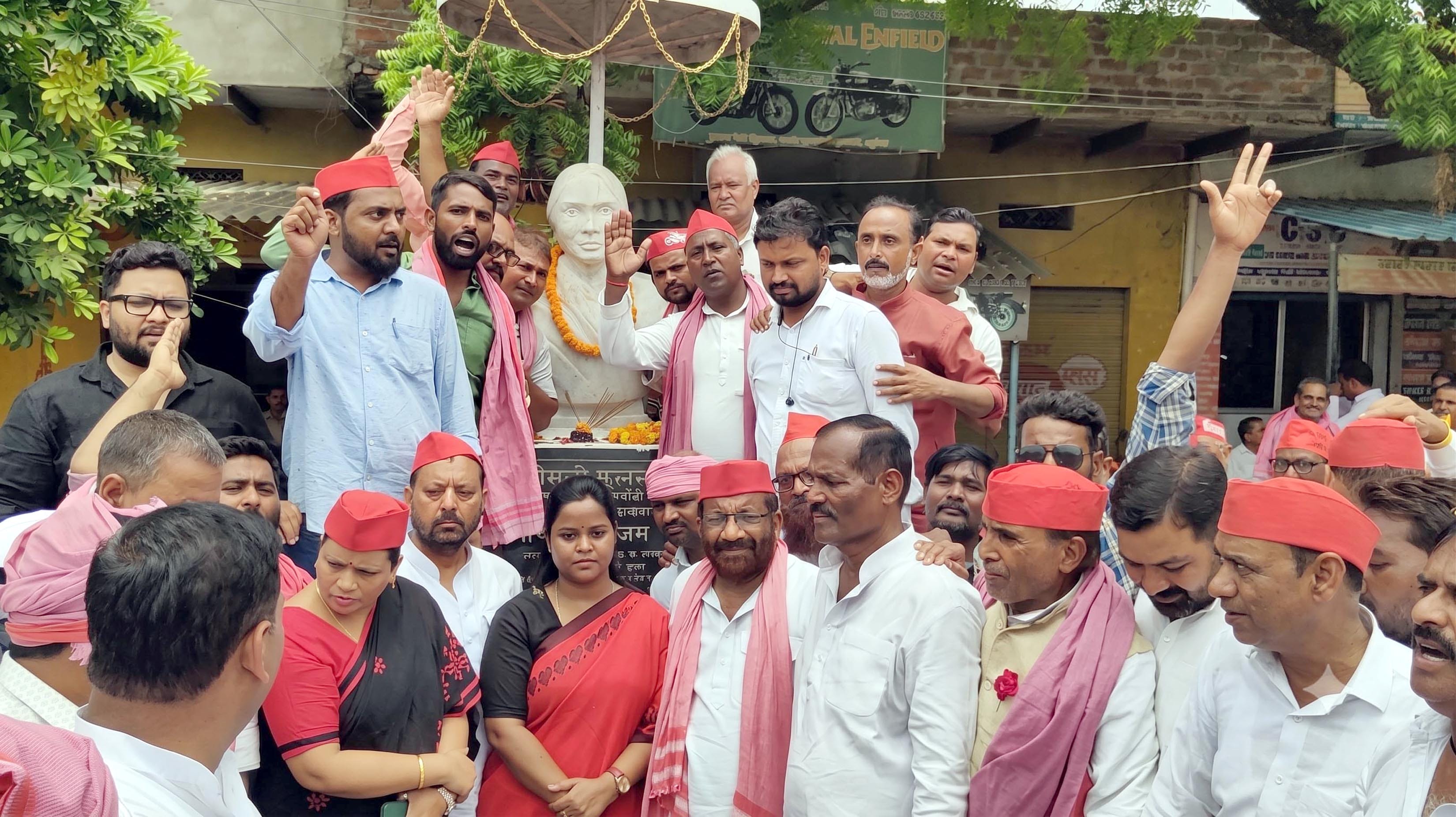 पूर्व सांसद फूलन देवी की पुण्य तिथि पर श्रद्धांजलि अर्पित करते सपा कार्यकर्ता। स्रोत- सपा