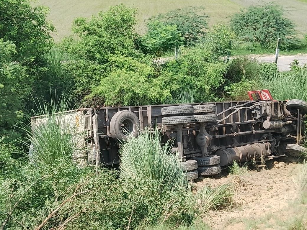 पूर्वांचल एक्सप्रेसवे पर बल्दीराय के टेरी गांव के पास दुर्घटनाग्रस्त कंटेनर। स्रोत- यूपीडा