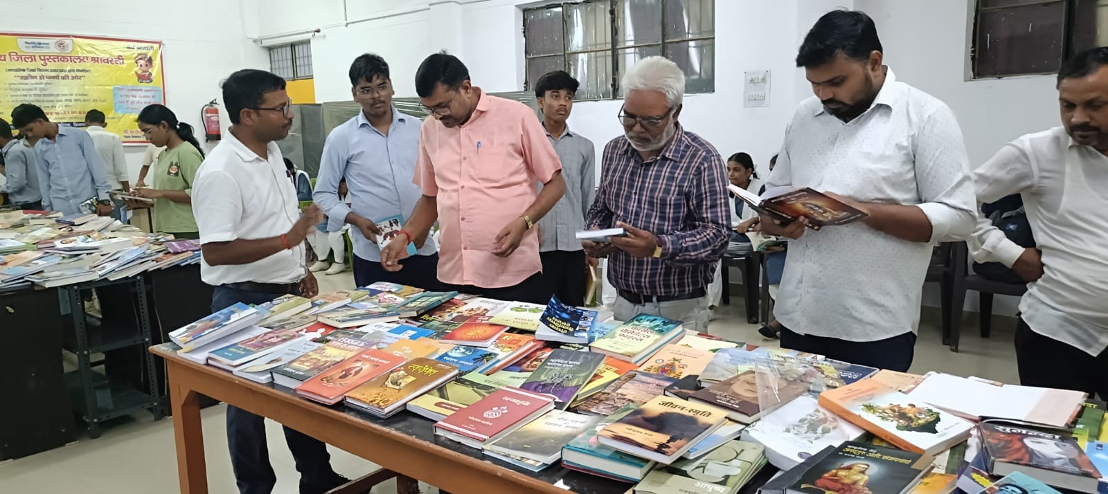 राजकीय पुस्तकालय में आयोजित पुस्तक मेले में किताबों को देखते लोग