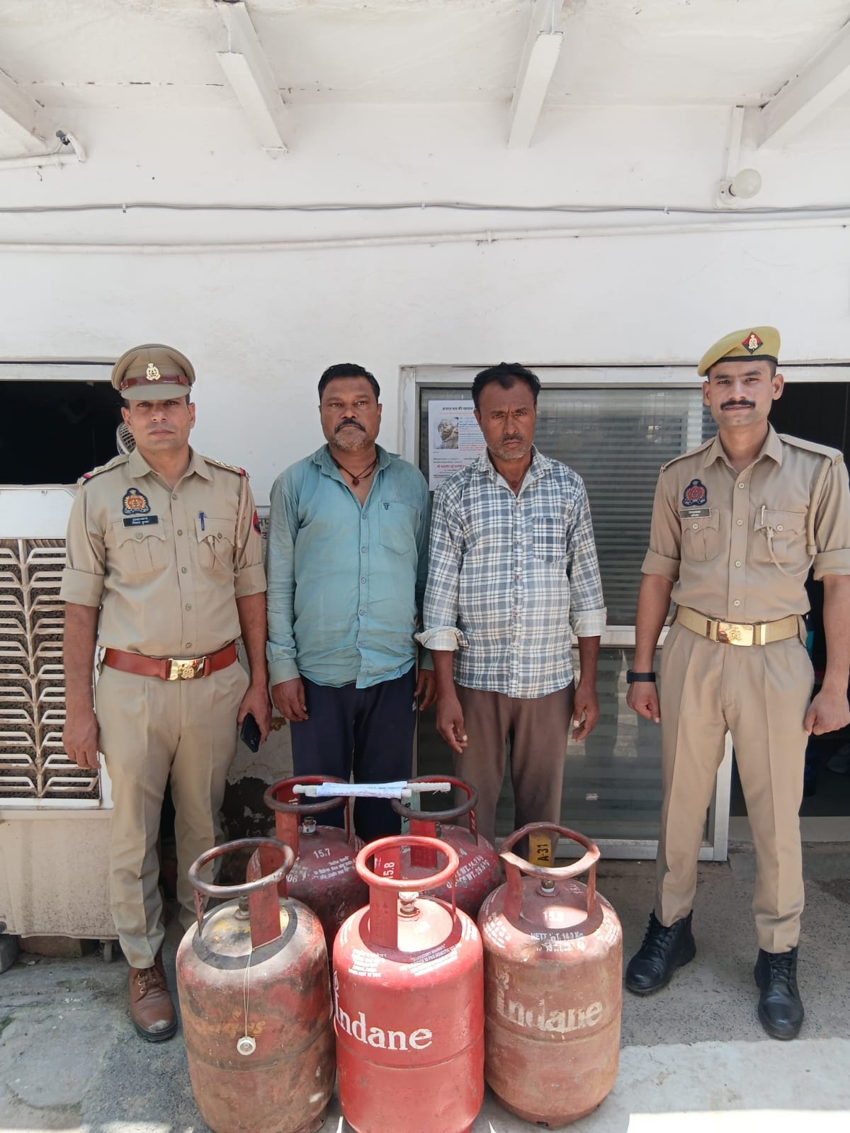 Two cunning criminals nabbed; five gas cylinders recovered.