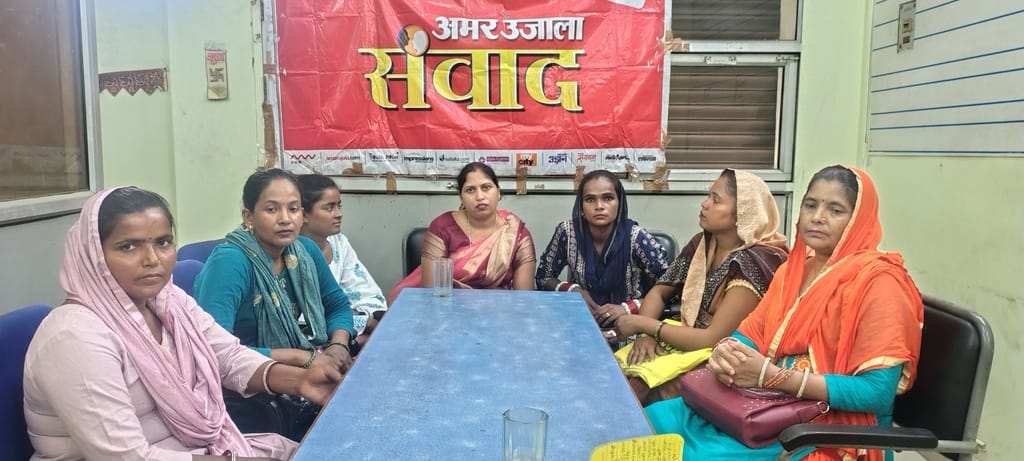 रुड़की रोड स्थित अमर उजाला कार्यालय पर संवाद कार्यक्रम में भाग लेती हुईं स्वयं सहायता समूह की म