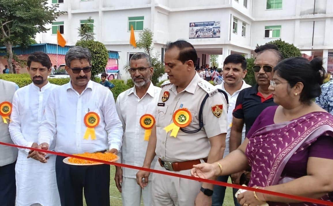 सीबीएसई क्लस्टर खो-खो प्रतियोगिता का शुभारंभ करते मुख्य अतिथि डीएसपी पवन कुमार। स्रोत : स्कूल