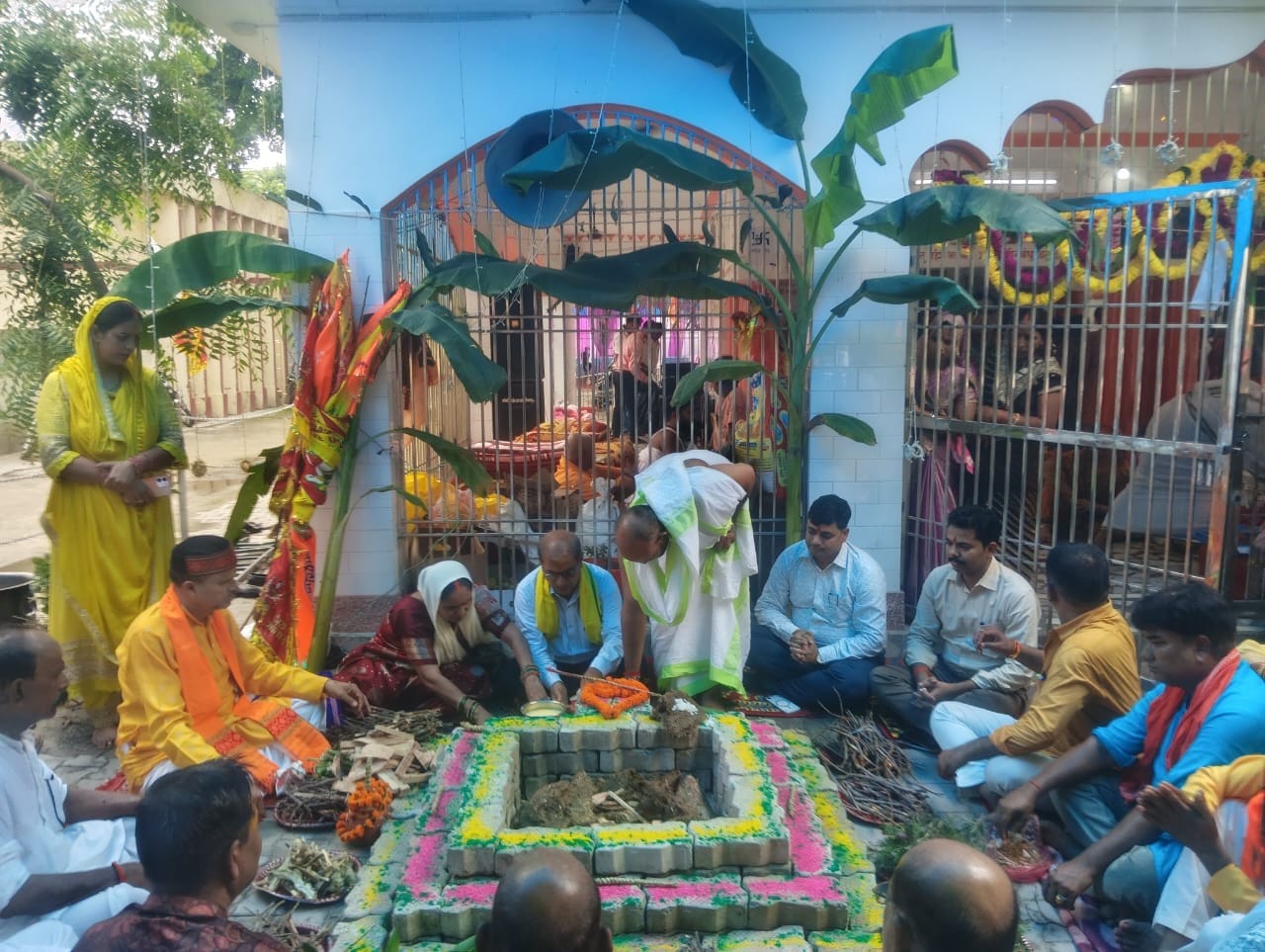 सगड़ी तहसील स्थित हनुमान मंदिर में प्राण प्रतिष्ठा को लेकर हवन-पूजन करते लोग। संवाद