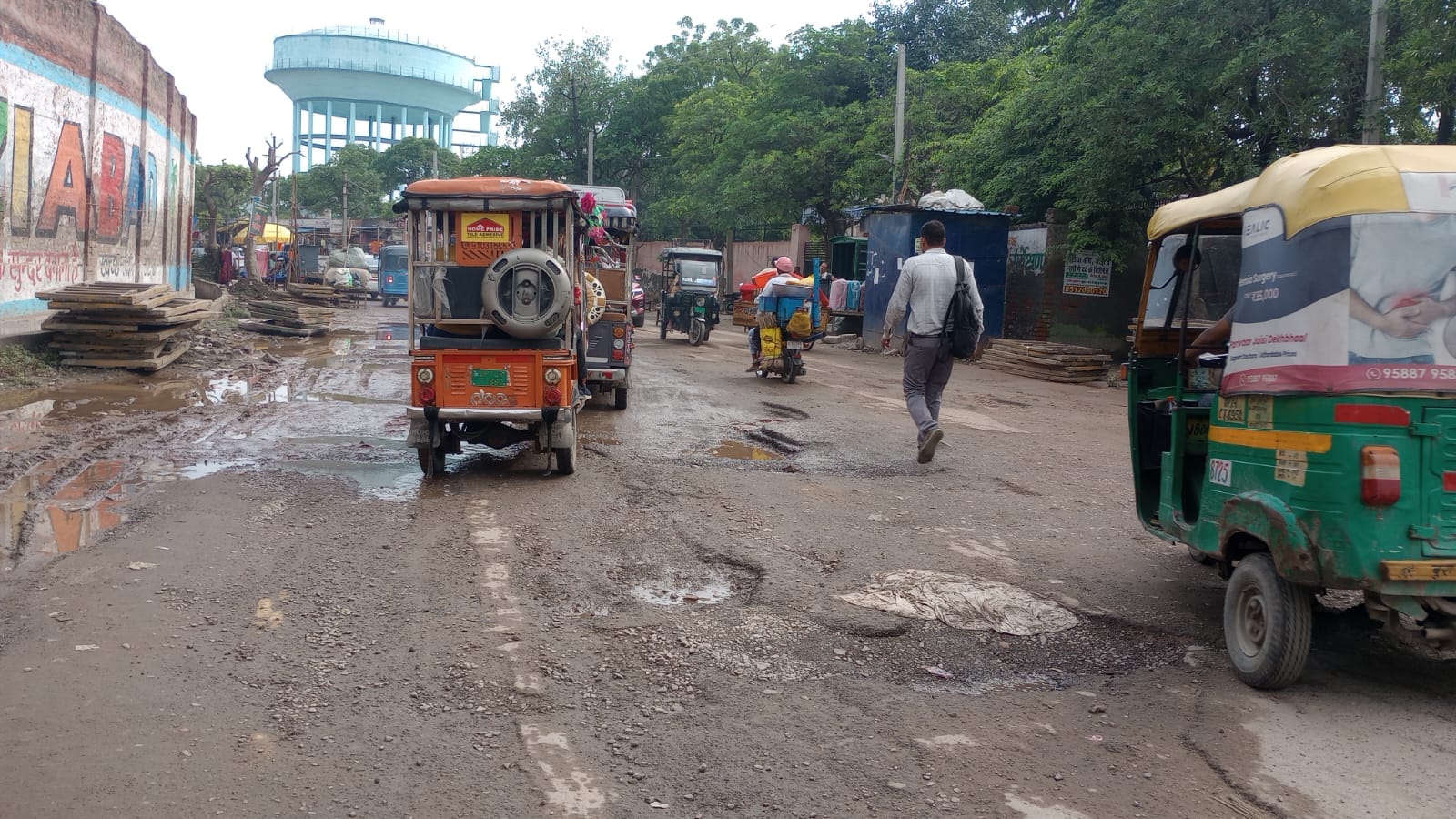 साहिबाबाद रेलवे रोड पर टूटी सड़क। अमर उजाला