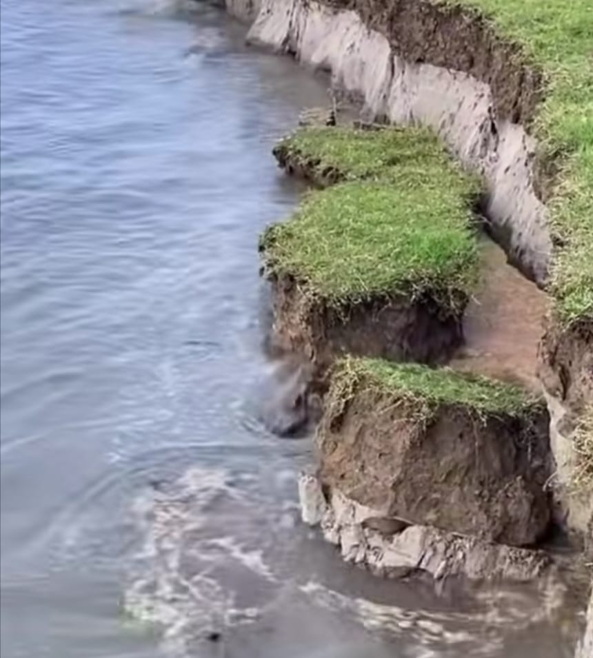 200 hectares of agricultural land submerged by the river; flood threat looms over a dozen villages
