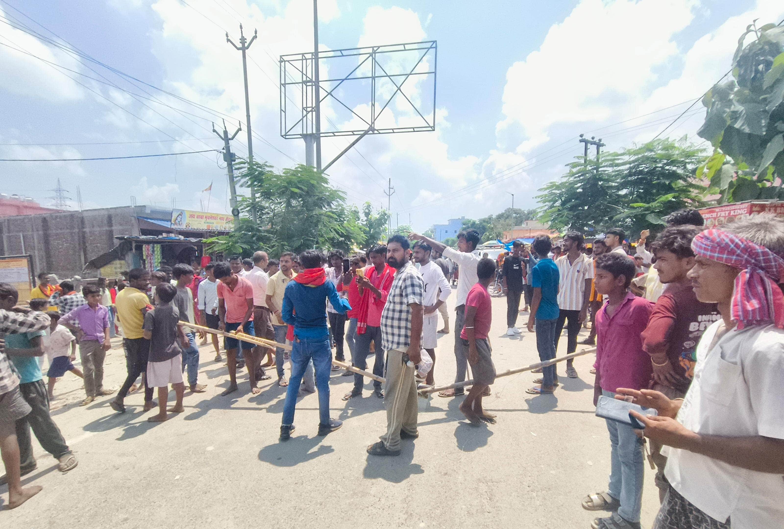सड़क जाम करते लोग