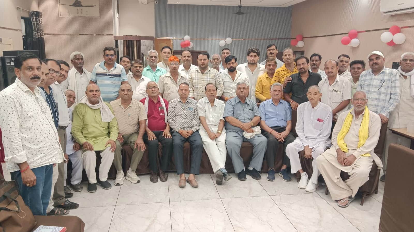 सम्मान समारोह को लेकर बैठक करते समाज के लोग। स्रोत : समाज