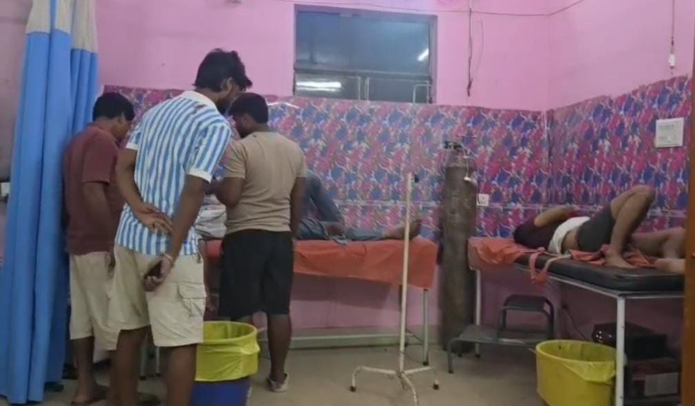 सामुदायिक स्वास्थ्य केंद्र में भर्ती घायल। -संवाद