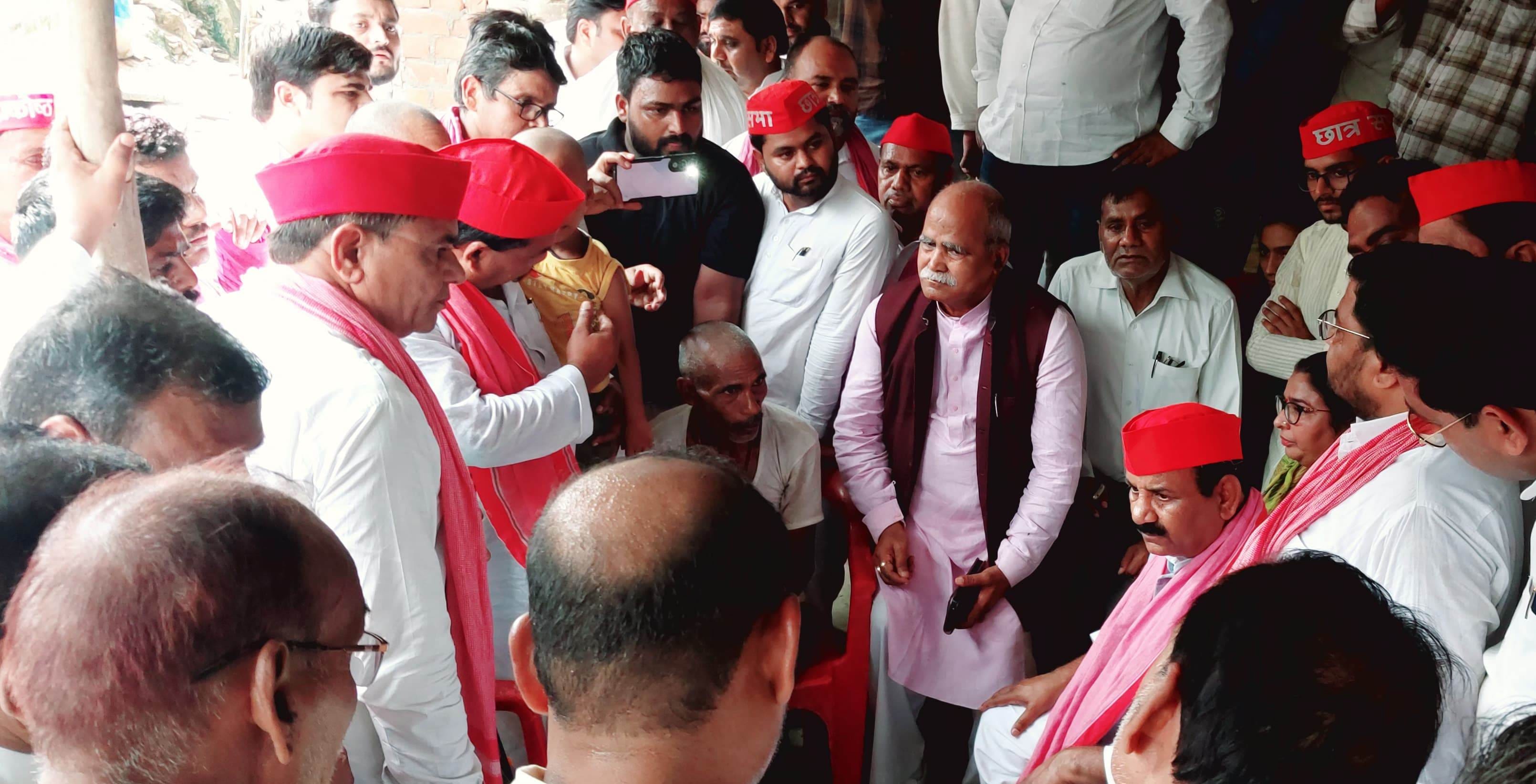 सपा प्रदेश अध्यक्ष श्यामलाल पाल ने फॉलोअर शैलेंद्र के परिजनों से की मुलाकात। संवाद