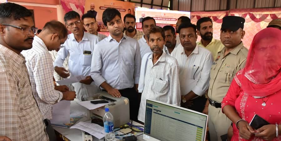 सिरसा। लोगों को योजनाओं को लेकर आने वाली समस्याओं का समाधान करवाते हुए एडीसी।  प्रवक्ता