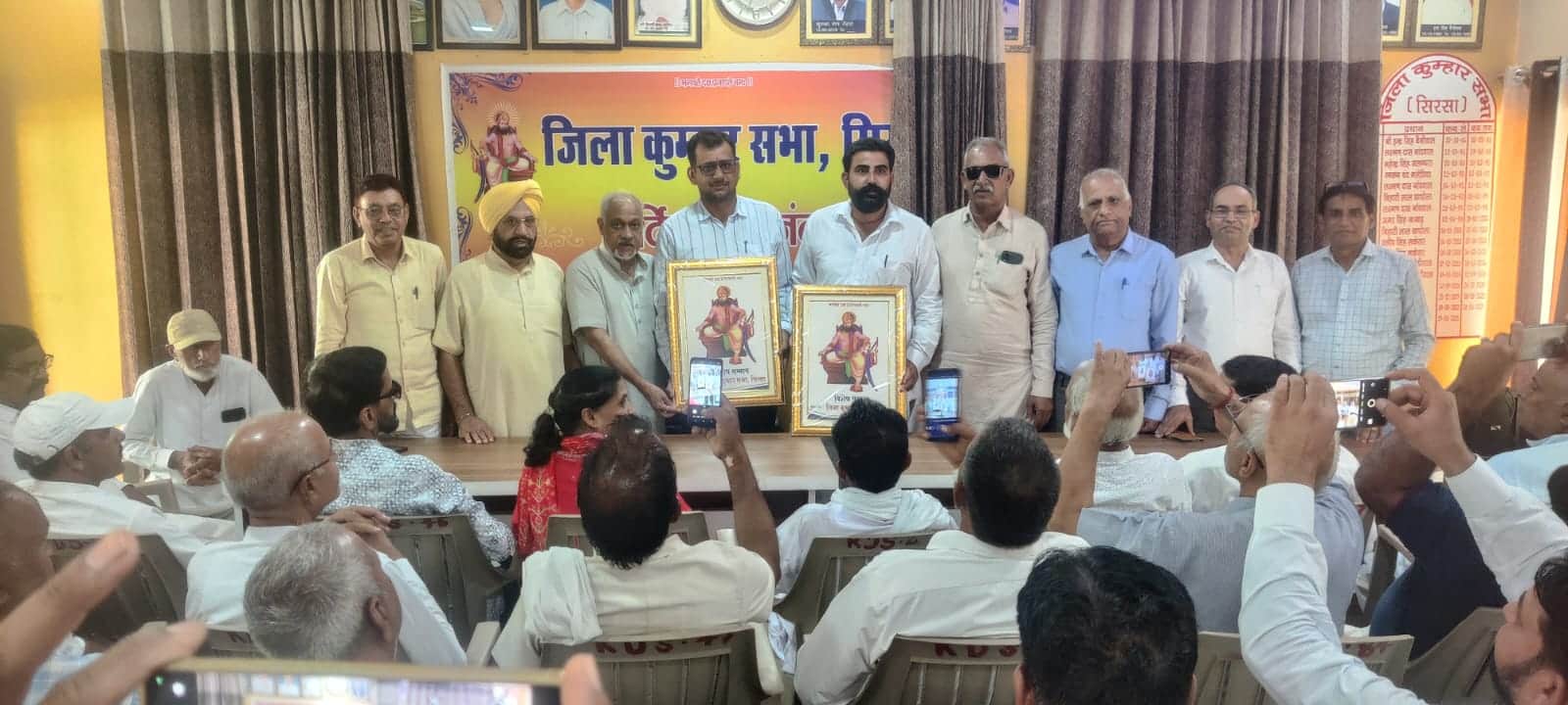 सिरसा। दक्ष प्रजापति के पदाधिकारियों को सम्मानित करते हुए। संस्था। 